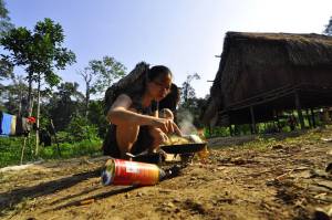 Even while in the field Saifon maintains extremely high standards of cooking. 