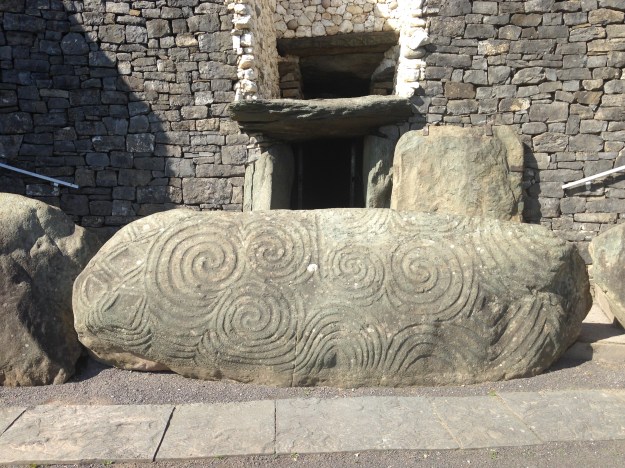 Entrance_stone,_Newgrange
